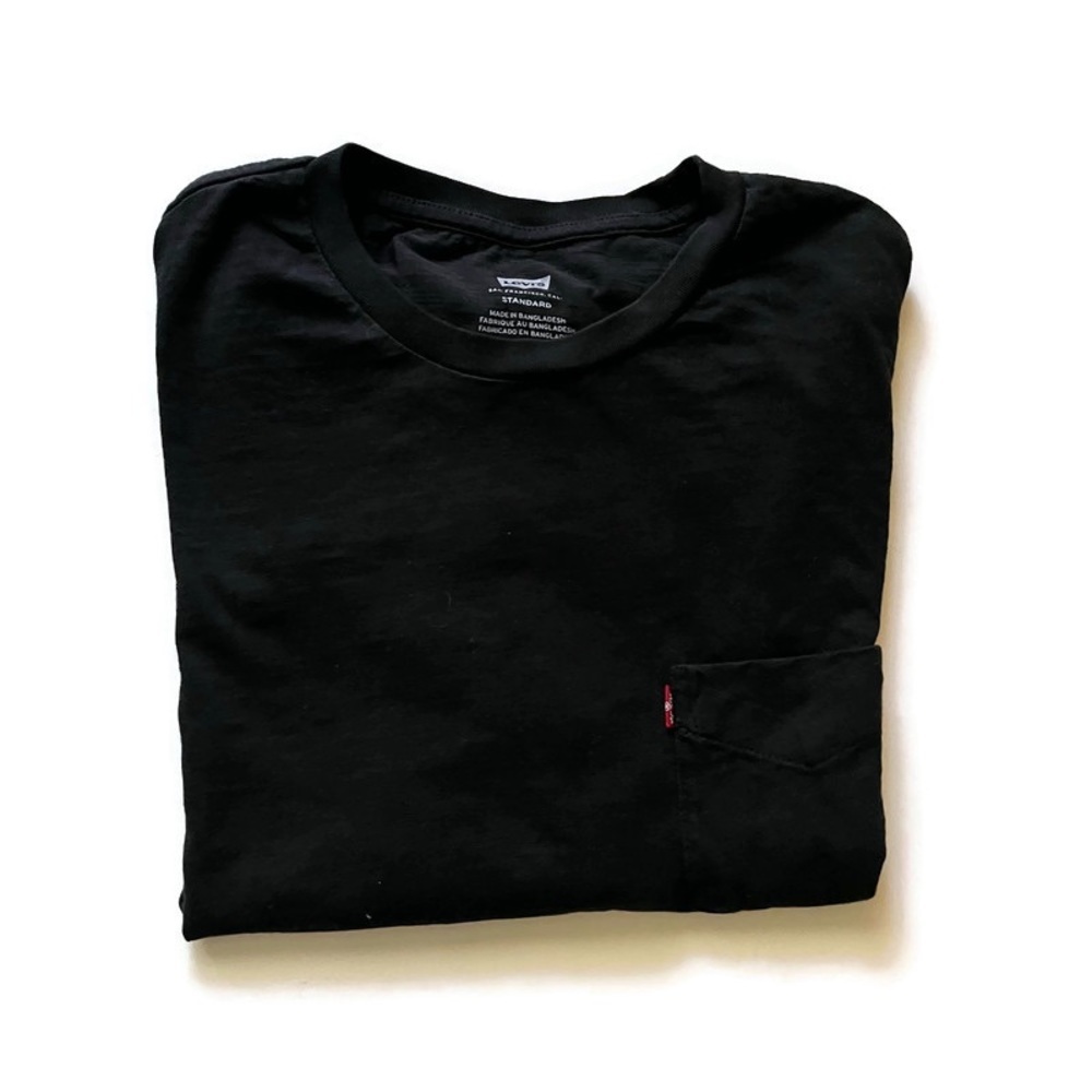 Levis black classic pocket t-shirt size medium